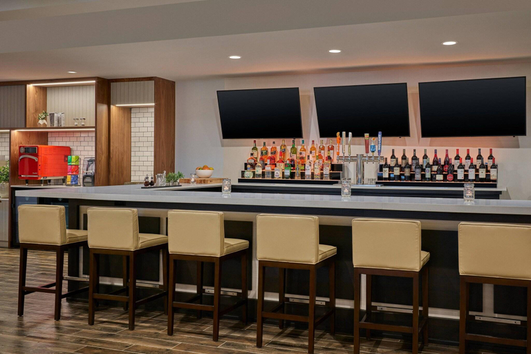 Food & Drinks 5, Delta Hotels By Marriott Chicago Willowbrook, Dupage
