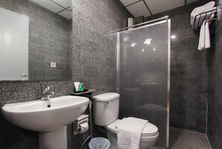 Bathroom 10