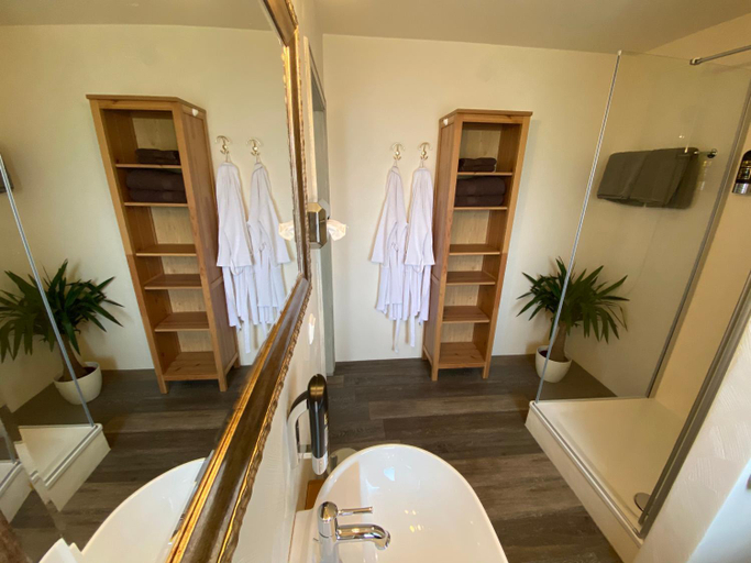 Bathroom 5, Alpinhotel INzeller, Traunstein