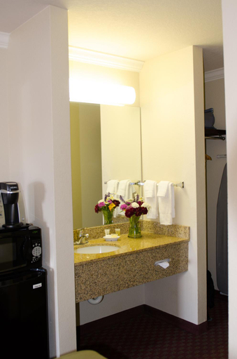 Bathroom 4, Inn at Moses Lake, Grant