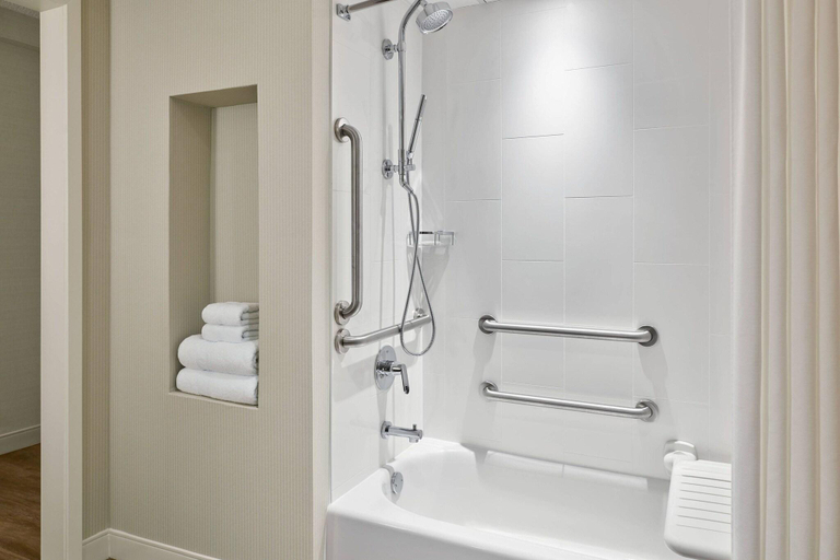 Bathroom 4, Delta Hotels By Marriott Muskegon Lakeshore Conven, Muskegon