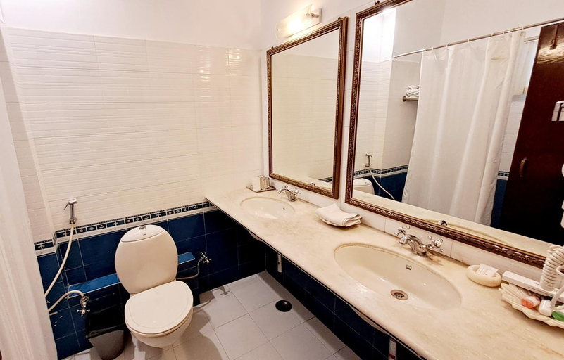 Bathroom, Hotel Mahendra Prakash, Udaipur