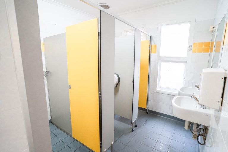 Bathroom 4, Jolly Swagman Backpackers, Sydney