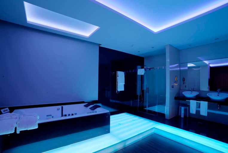 Bathroom 5, Hotel Dona Monse, Alicante
