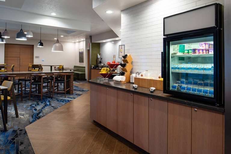 Food & Drinks 5, Fairfield Inn Suites Beloit, Rock