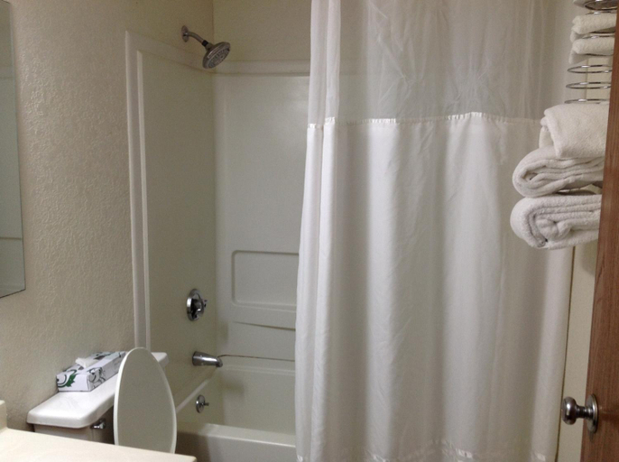 Bathroom 4, Super 8 by Wyndham Greensboro/Coliseum/Conv., Guilford