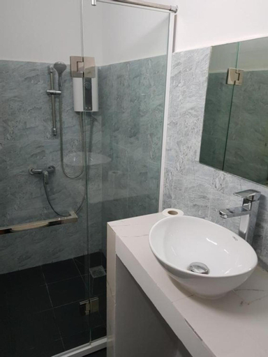 Bathroom 14