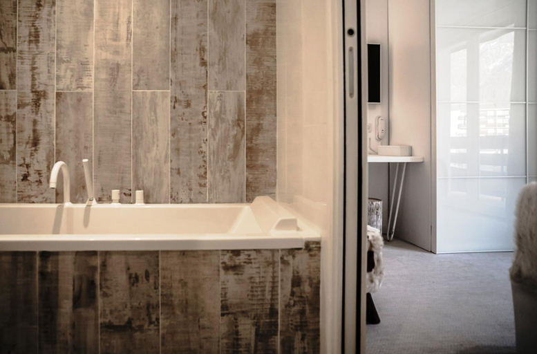 Bathroom 4, Hotel Rock Noir, Hautes-Alpes
