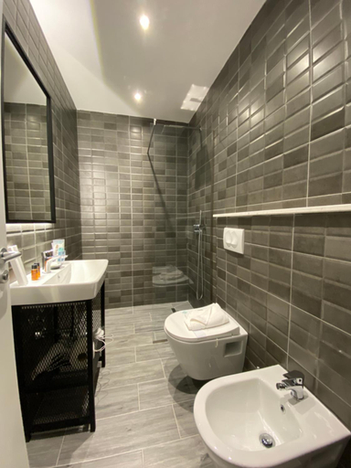 Bathroom 4, Peaky Hotel, Durrësit