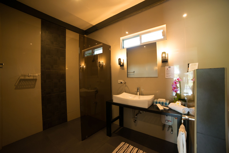 Bathroom 3, Alona Royal Palm Resort, Panglao