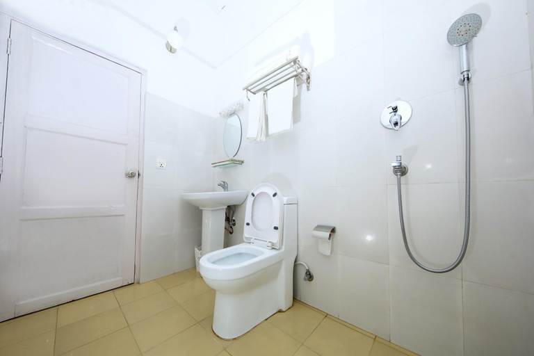 Bathroom 2, Sampada Garden Resort, Bagmati