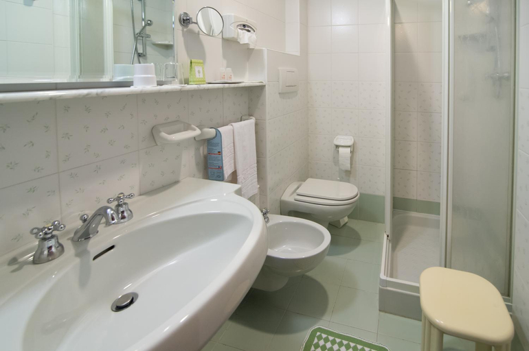Bathroom 5, Hotel Terme Antoniano, Padua