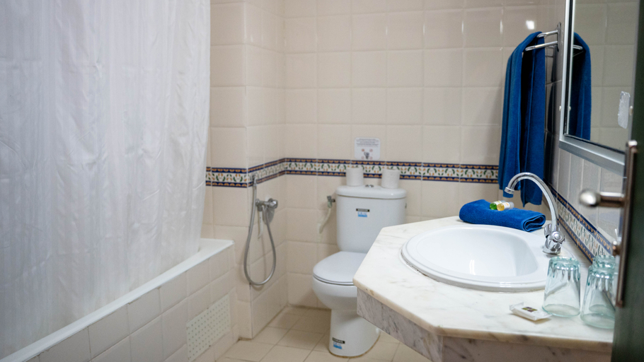 Bathroom, Hotel kaiser, Sousse Médina