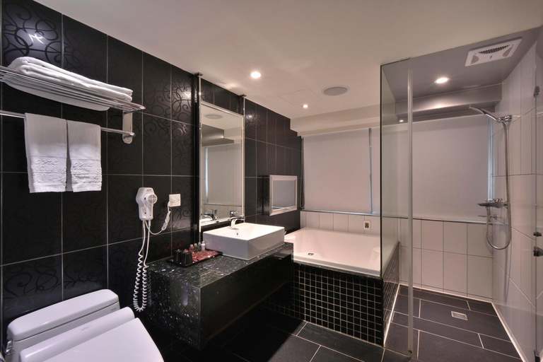 Bathroom 5, V one vogue Hotel, Taipei City