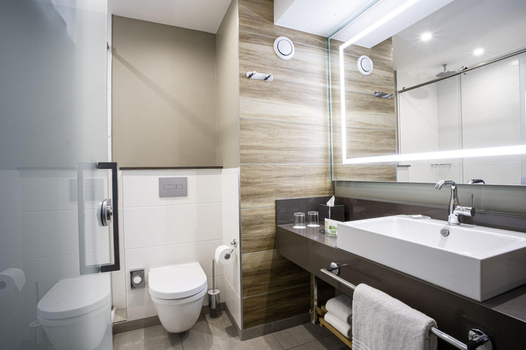 Bathroom 4, Courtyard by Marriott Paris Porte de Versailles, Hauts-de-Seine