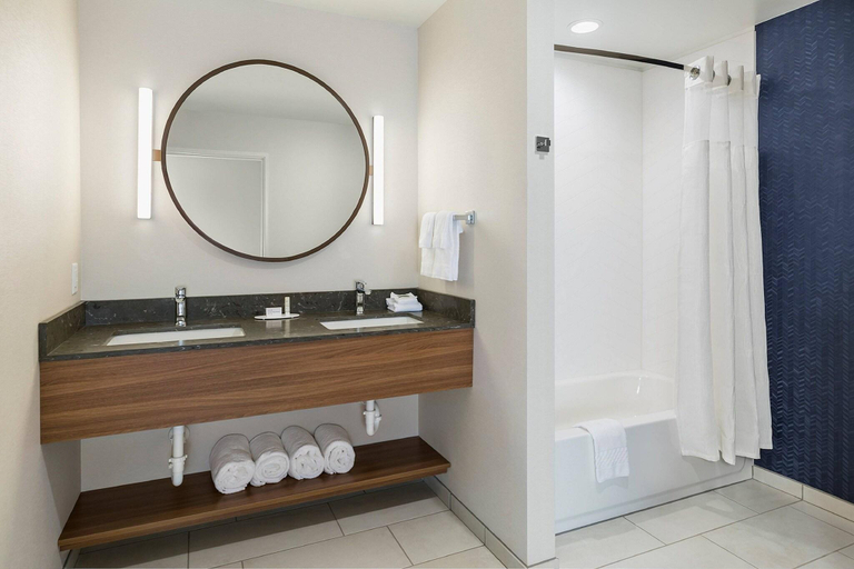 Bathroom 3, Fairfield Inn & Suites by Marriott Des Moines Downtown, Polk