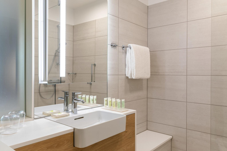 Bathroom 5, Courtyard by Marriott Glasgow SEC, Glasgow
