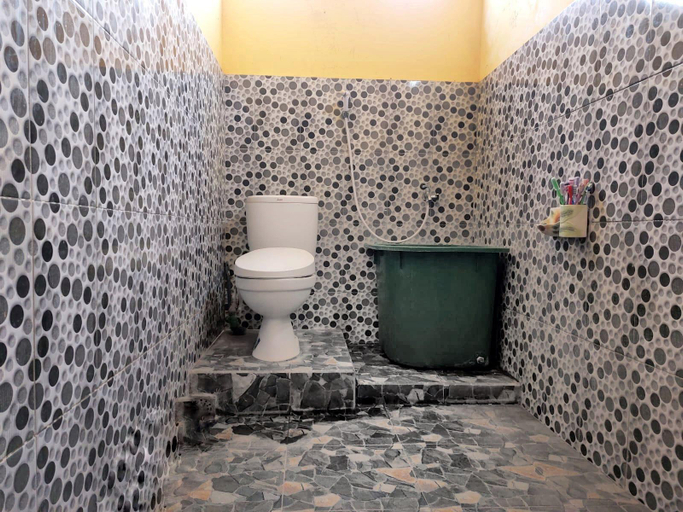 Bathroom, OYO 92357 Zzip Homestay, Pagar Alam