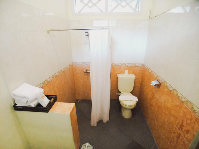 Bathroom 2, Margo Utomo Hill View Resort by Tripletree, Banyuwangi