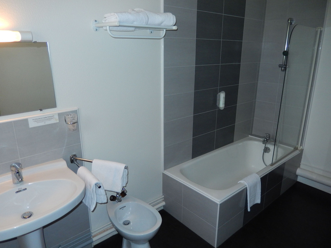 Bathroom 4, Logis Hôtel Lodge la Valette, Ille-et-Vilaine