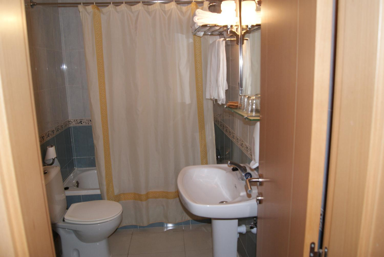 Bathroom 3, Hotel Alameda, Salamanca