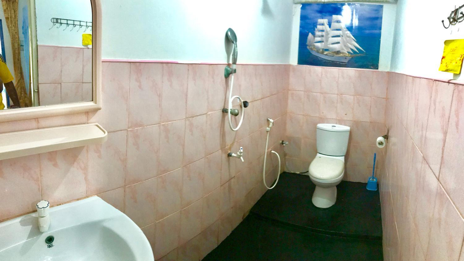 Bathroom 5, Star Rest Beach Hotel, Pothuvil