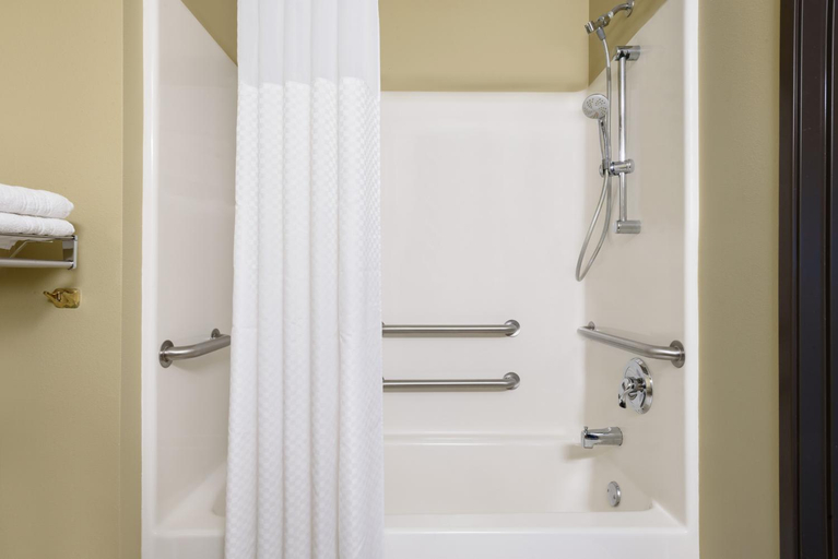 Bathroom 4, Super 8 by Wyndham Sioux Falls, Minnehaha