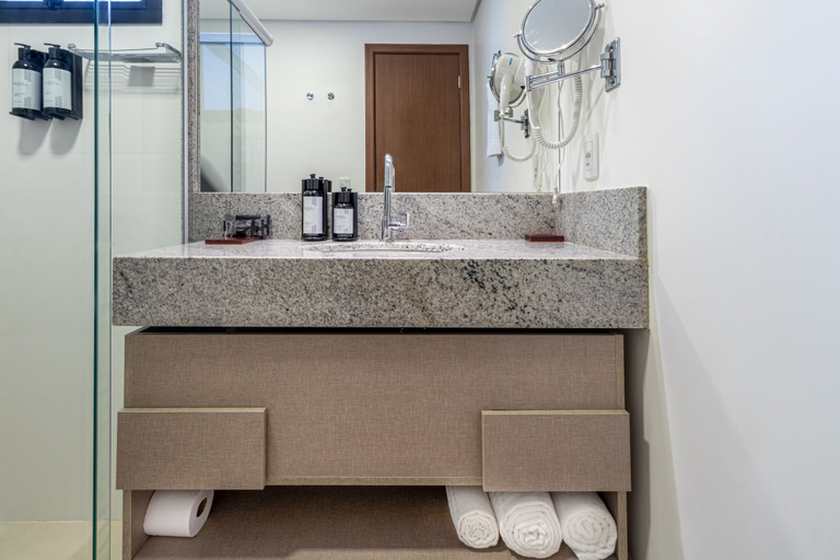 Bathroom 5, HPlus Premium Palmas, Palmas