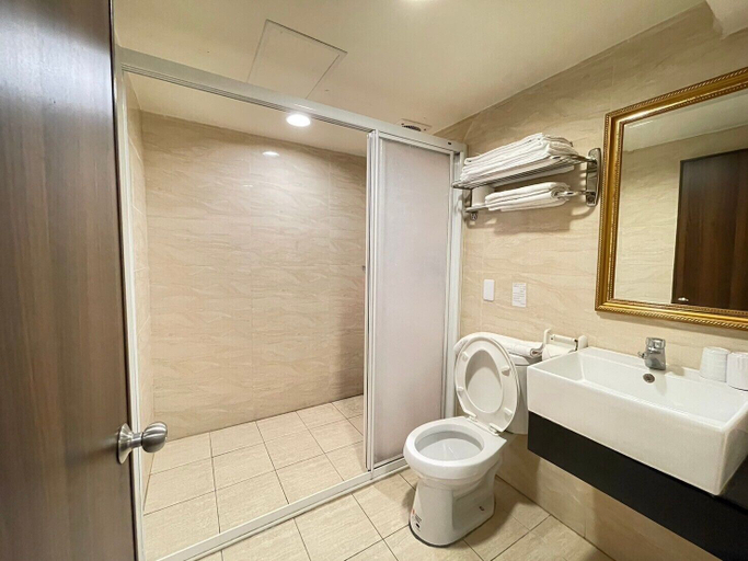 Bathroom 4, HuangXuan International Hotel, Kaohsiung