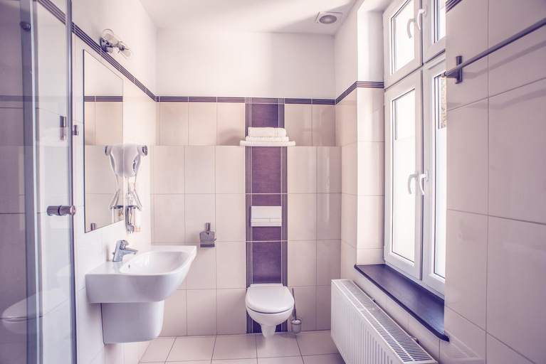 Bathroom 1, Hotel Niemcza Spa, Dzierżoniów
