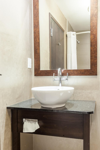 Bathroom 3, Hotel Ambassadeur et Suites, Communauté-Urbaine-de-Québec