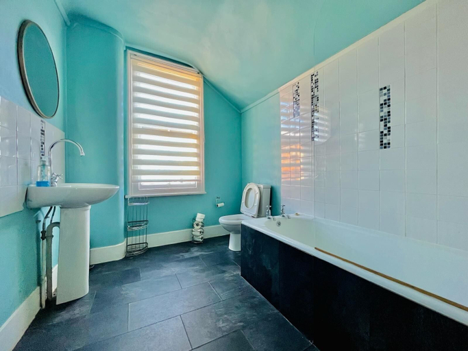Bathroom, Edwards Cottage - Grove Road Cottages, Warwickshire