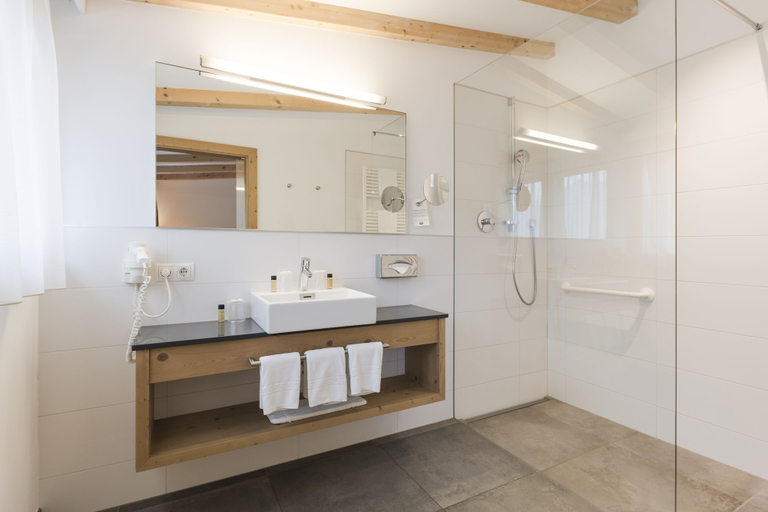 Bathroom 4, Hotel Kiendl, Bolzano