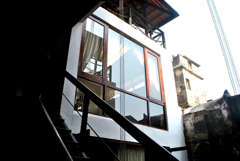 Exterior & Views