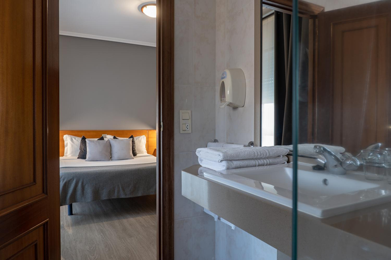 Bedroom 2, Hotel & Spa Carlos desde 1996, A Coruña