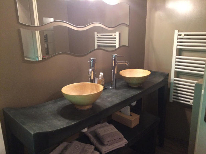 Bathroom 4, Lili Paradis, Isère