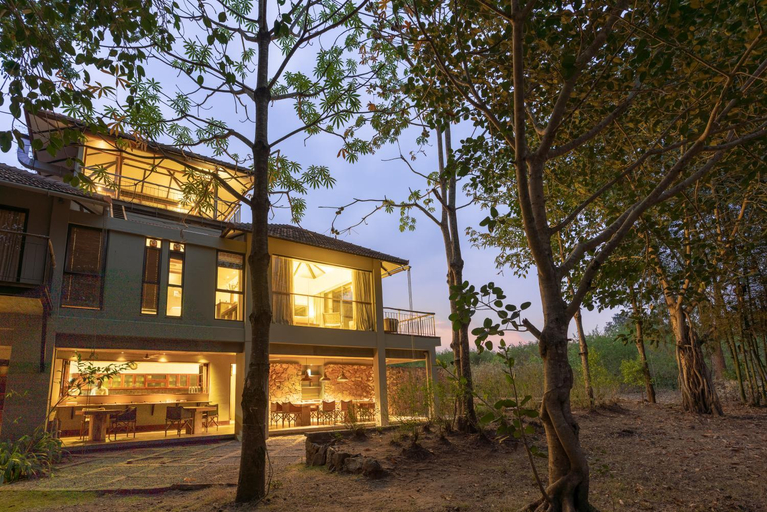 Exterior & Views