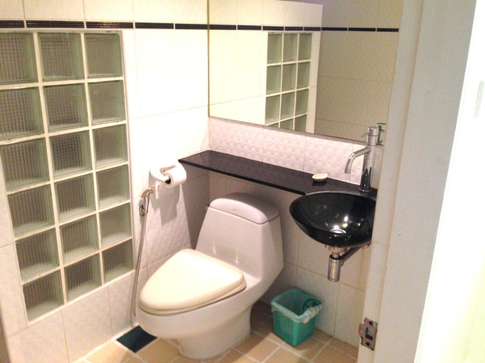 Bathroom 2, Argyle Apartments Pattaya, Pattaya