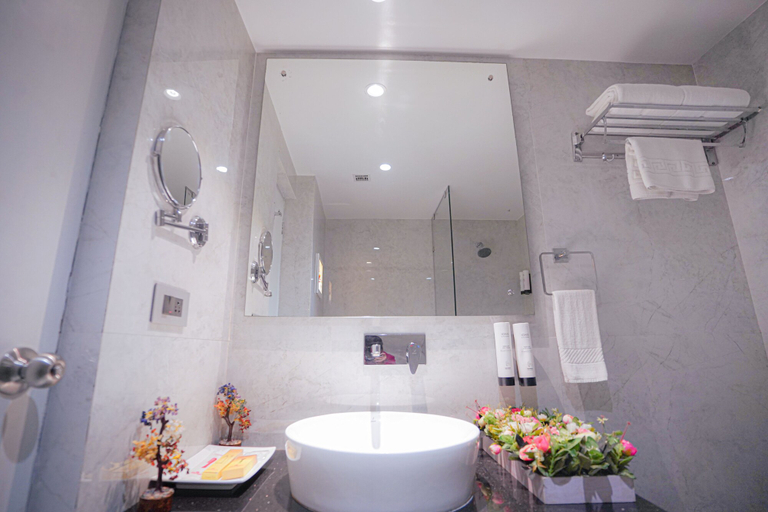Bathroom 4, Hotel Swarn Towers, Bareilly