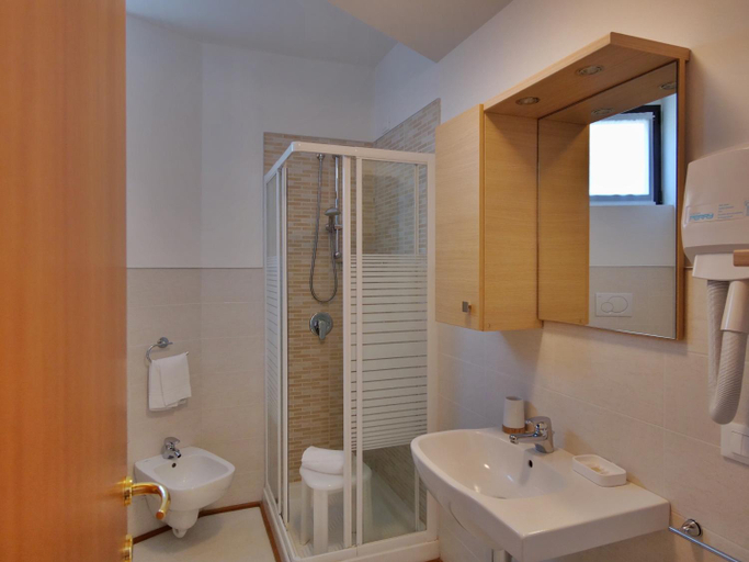 Bathroom 4, Belvedere Mondial, Genova