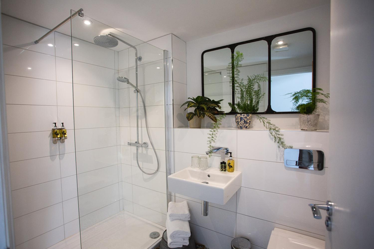 Bathroom 4, Owen House Farm, Cheshire East