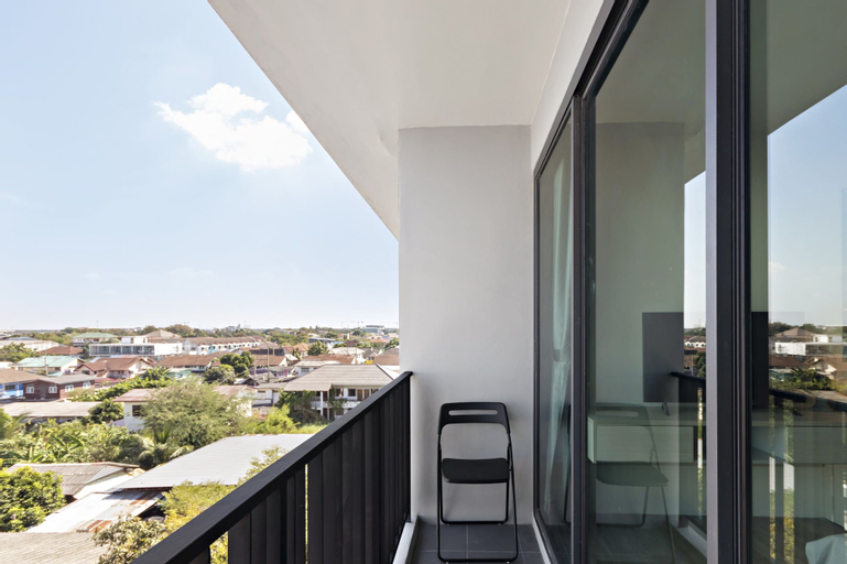 Exterior & Views 16