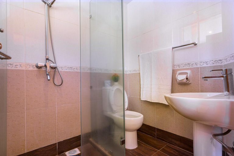 Bathroom 2, Central Park Hotel, Starehe