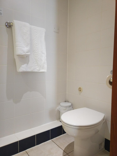 Bathroom 4, Ramada by Wyndham Cambridge, Cambridgeshire
