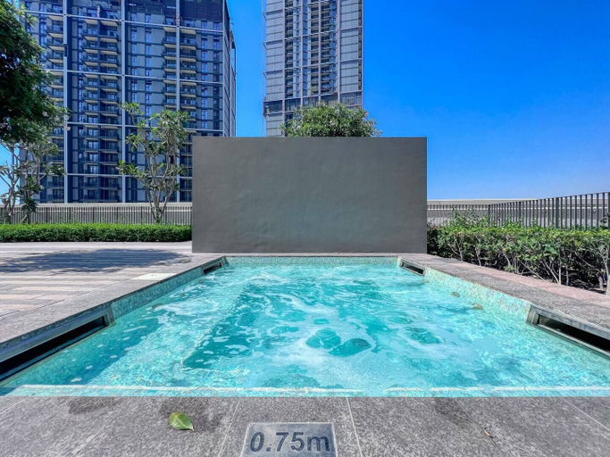 Pool 5, Bright 2BR in top Creek Rise Tower, Dubai
