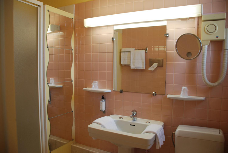 Bathroom 2, Comfort Hotel Cathedrale Lisieux, Calvados