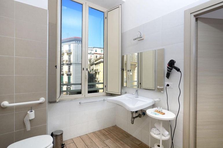 Bathroom 4, B&B Funikuli Funikula, Napoli