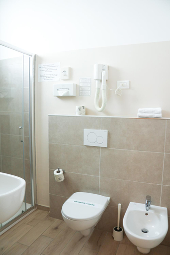 Bathroom 3, Hotel Premuda, Savona