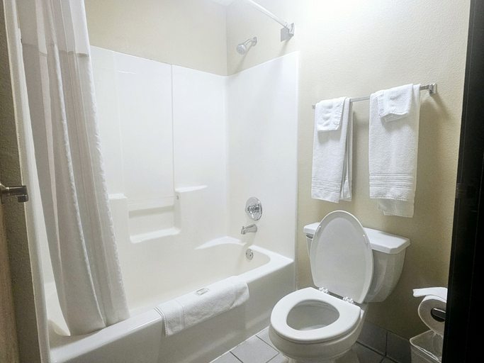 Bathroom 4, Baymont by Wyndham Rolla, Phelps