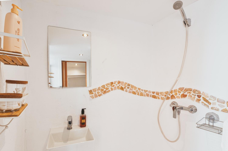 Bathroom 4, Encanto Guesthouse, Málaga